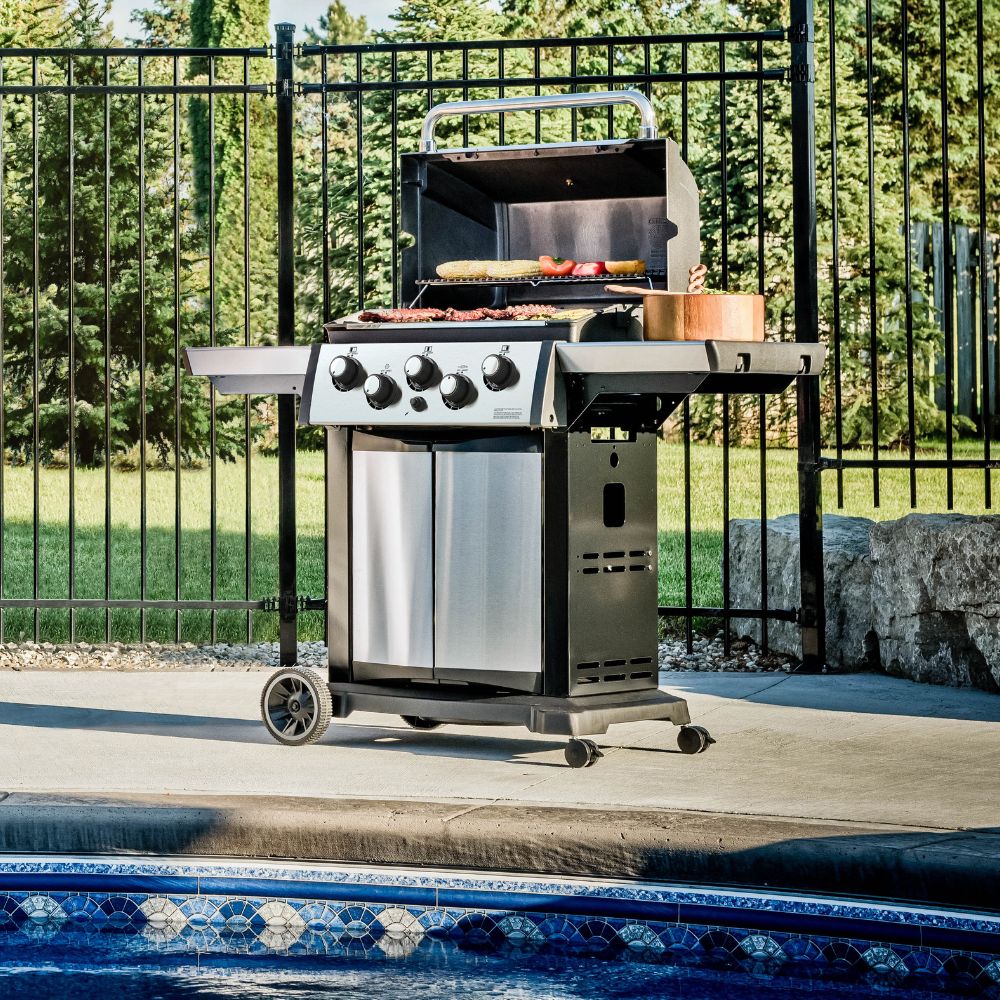 Broil King Signet 390 Gas Grill