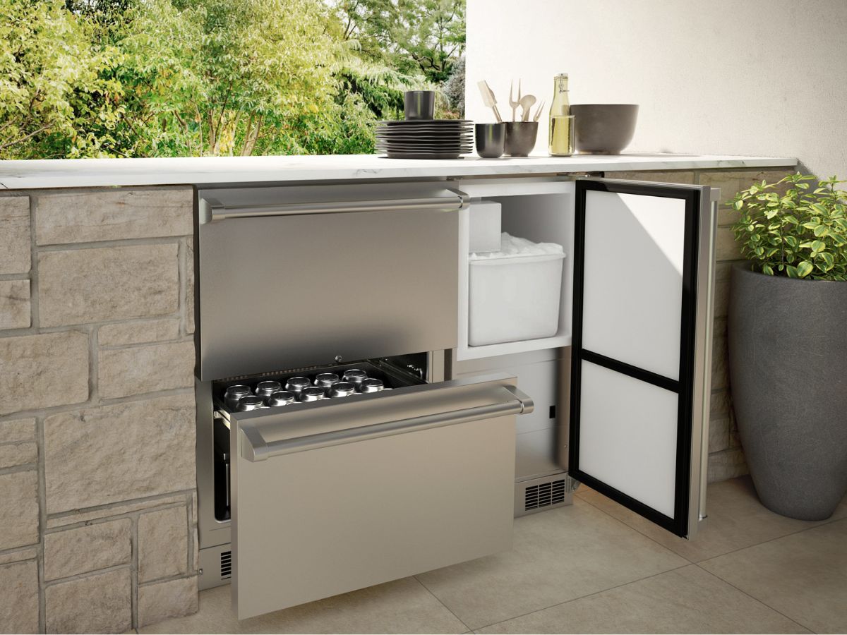 Marvel 15" Outdoor Crescent Ice Machine with Solid Reversible Door