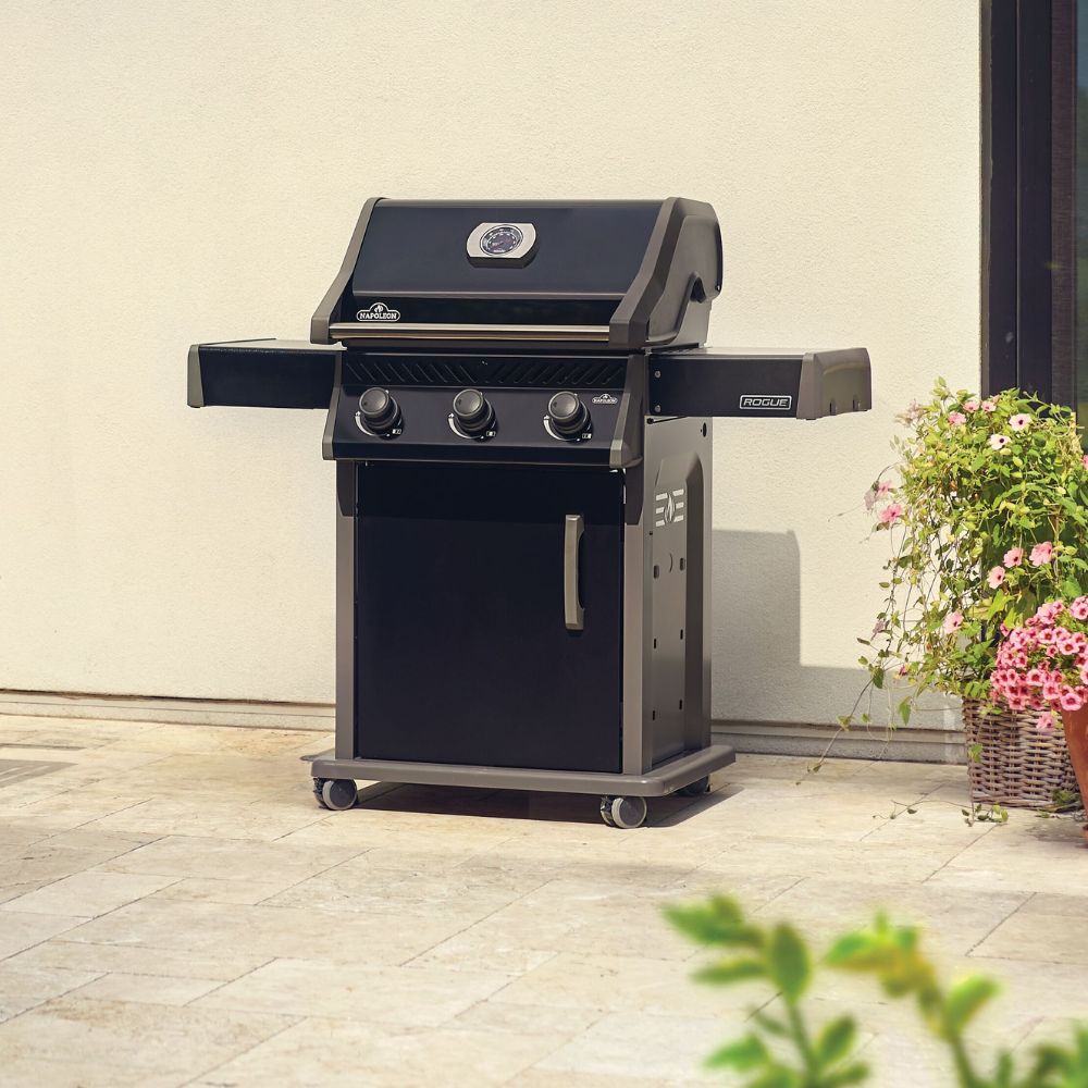 Napoleon Rogue 425 Gas Grill - Black